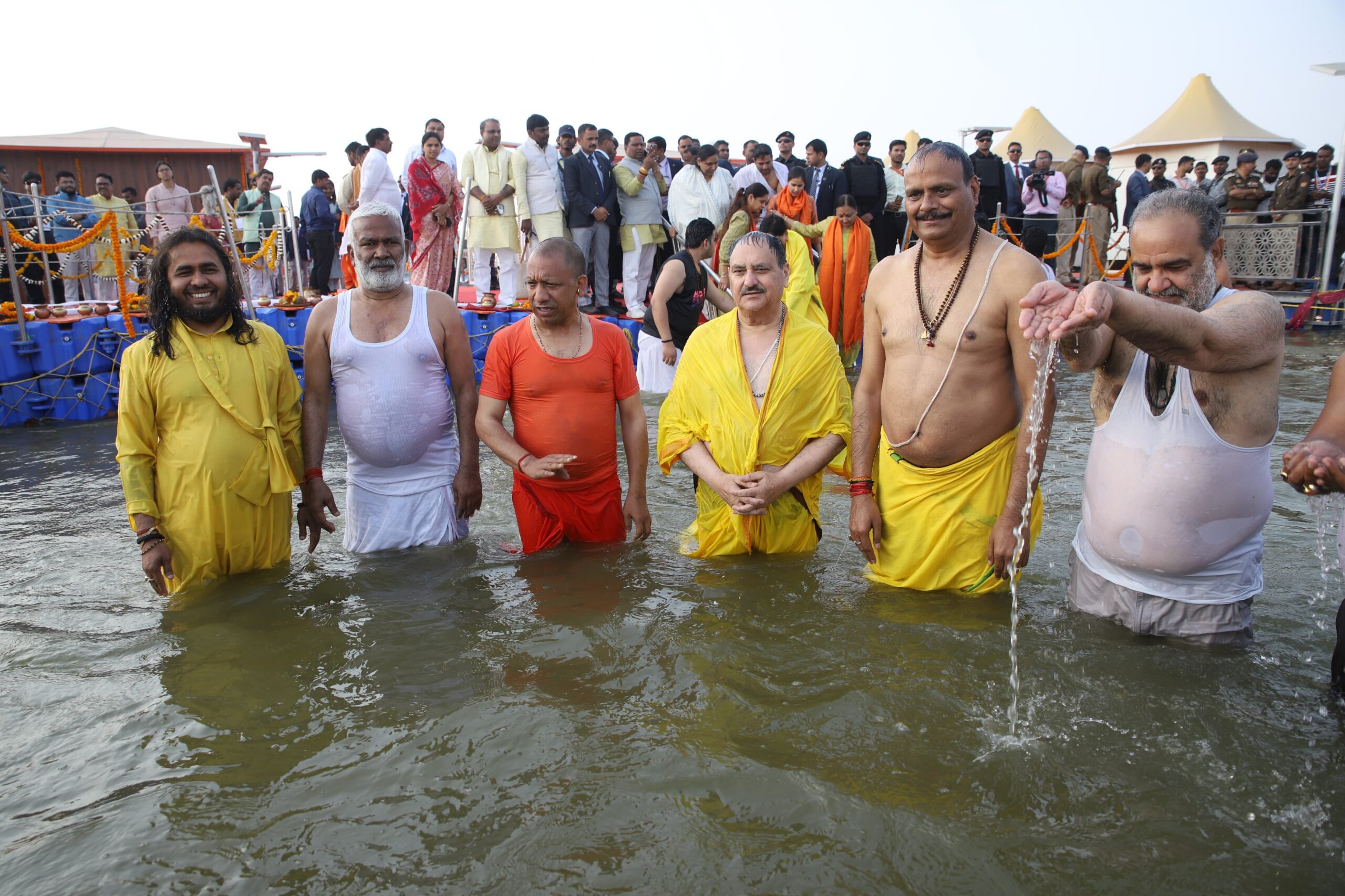 जेपी नड्डा समेत कई लोगों ने त्रिवेणी संगम में लगाई पावन डुबकी, सीएम योगी आदित्यनाथ भी रहे मौजूद