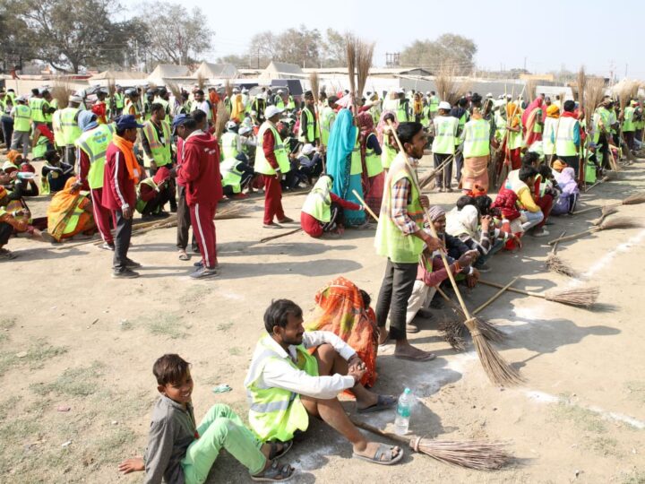 महाकुम्भ में 15,000 स्वच्छता कर्मियों ने एक साथ झाडू लगा कर बनाया ऐतिहासिक रिकार्ड