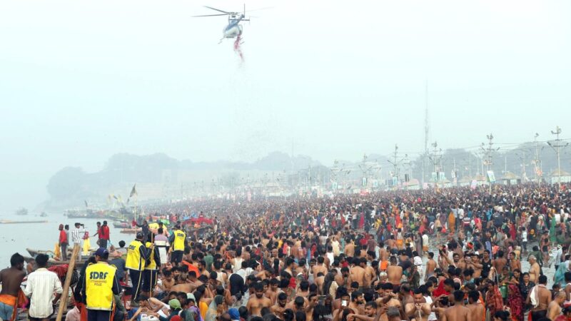 महाशिवरात्रि पर महादेव के जयकारों से गूंजी महाकुम्भ नगरी, श्रद्धालुओं पर हेलीकॉप्टर से हुई पुष्पवर्षा