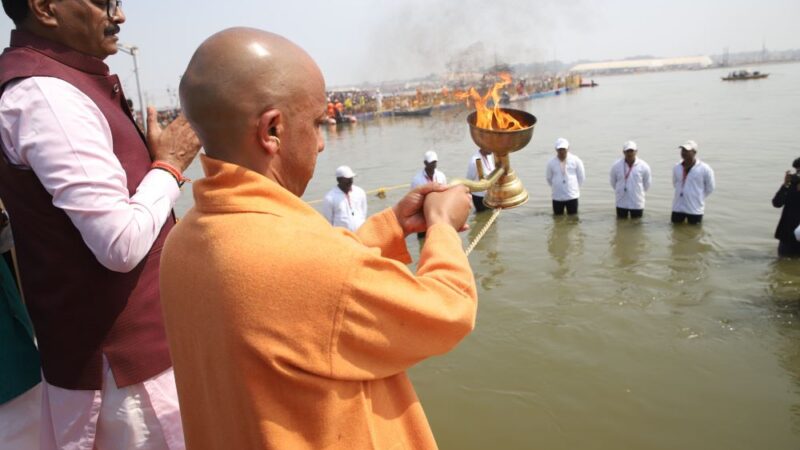 मां गंगा की पूजा-अर्चना कर सीएम योगी ने संगम तट पर प्रारंभ किया स्वच्छता अभियान