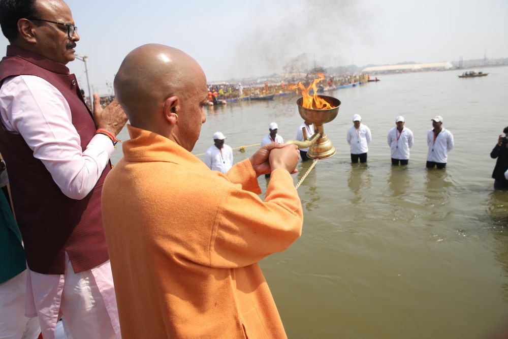 मां गंगा की पूजा-अर्चना कर सीएम योगी ने संगम तट पर प्रारंभ किया स्वच्छता अभियान