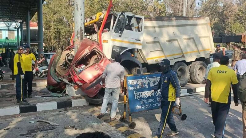 लच्छीवाला टोल प्लाजा पर डंपर ने तीन वाहनों को रौदा, दो लोगों की हुई दर्दनाक मौत