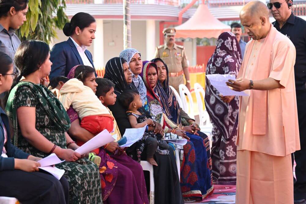 जनता दर्शन में बोले सीएम योगी, कब्जामुक्त कराएं जमीन और दबंगों को ​सिखाएं सबक