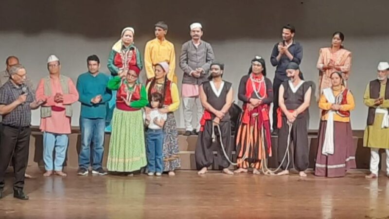 दिल्ली के एलटीजी सभागार में ‘देव-भूत’ नाटक का सफल मंचन