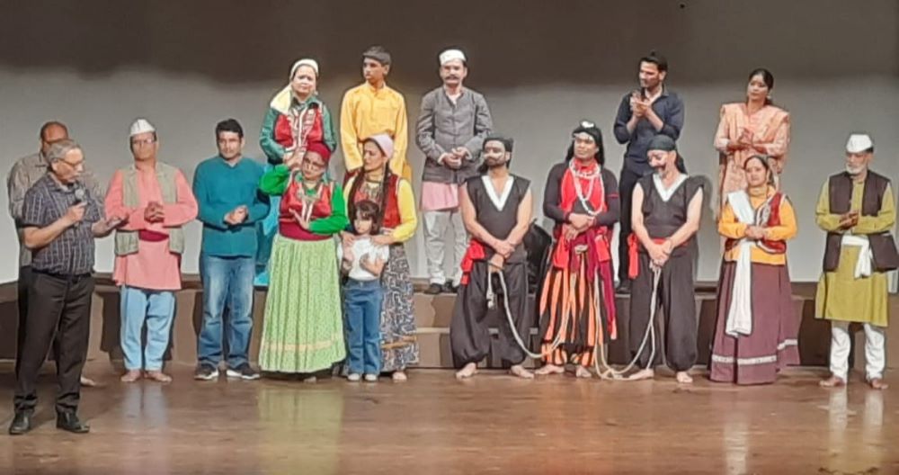 दिल्ली के एलटीजी सभागार में ‘देव-भूत’ नाटक का सफल मंचन
