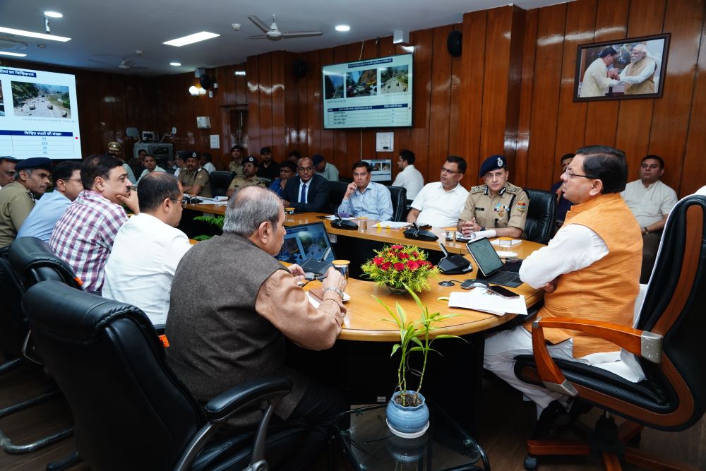 चारधाम यात्रा को लेकर सीएम धामी ने अधिकारियों के साथ की बैठक