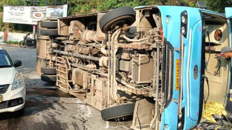 दिल्ली से मसूरी आ रही बस पानी वाला बैंड में पलटी, कश्मीरी गेट से 27 सवारियों को लेकर चली थी बस