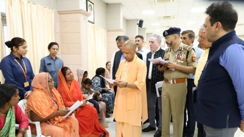 सीएम योगी ने जनता दरबार में सुनी लोगों की समस्यायें, जनता की समस्याओं को सुनें अधिकारी