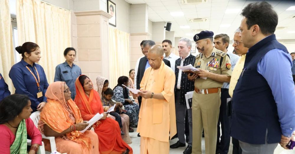 सीएम योगी ने जनता दरबार में सुनी लोगों की समस्यायें, जनता की समस्याओं को सुनें अधिकारी