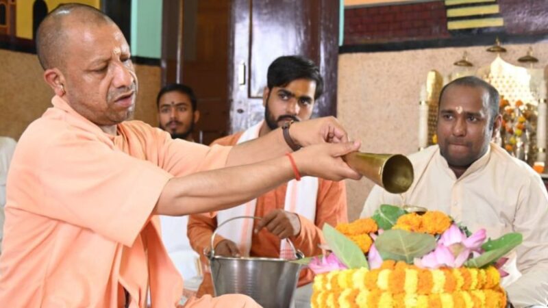 रुद्राभिषेक कर सीएम योगी ने की चराचर जगत के कल्याण की कामना