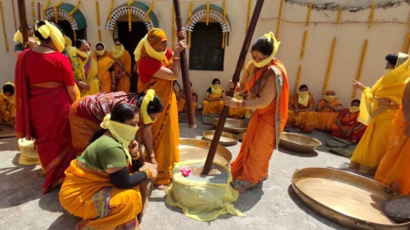 भगवान बद्री विशाल के अभिषेक एवं अखण्ड ज्योति हेतु राजमहल में पिरोया गया तिल का तेल