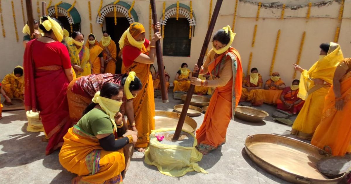 भगवान बद्री विशाल के अभिषेक एवं अखण्ड ज्योति हेतु राजमहल में पिरोया गया तिल का तेल