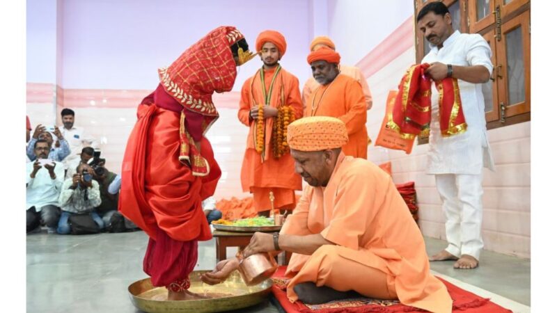 कन्या पूजन कर सीएम योगी ने की मातृ शक्ति की आराधना
