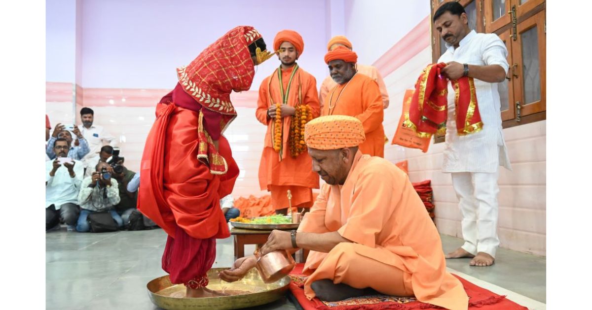 कन्या पूजन कर सीएम योगी ने की मातृ शक्ति की आराधना
