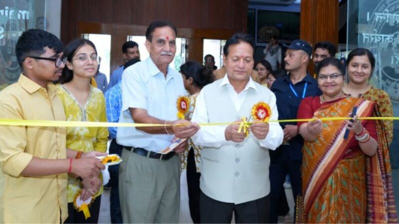 जीबी पंत विश्वविद्यालय में ‘मधुमक्खी उत्पाद प्रदर्शनी’ का आयोजन, कुलपति ने वैज्ञानिक दृष्टिकोण से कार्य की दी सलाह