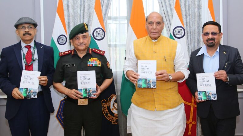 केंद्रीय रक्षा मंत्री राजनाथ सिंह ने किया सीडीएस जनरल अनिल चौहान की पुस्तक का विमोचन