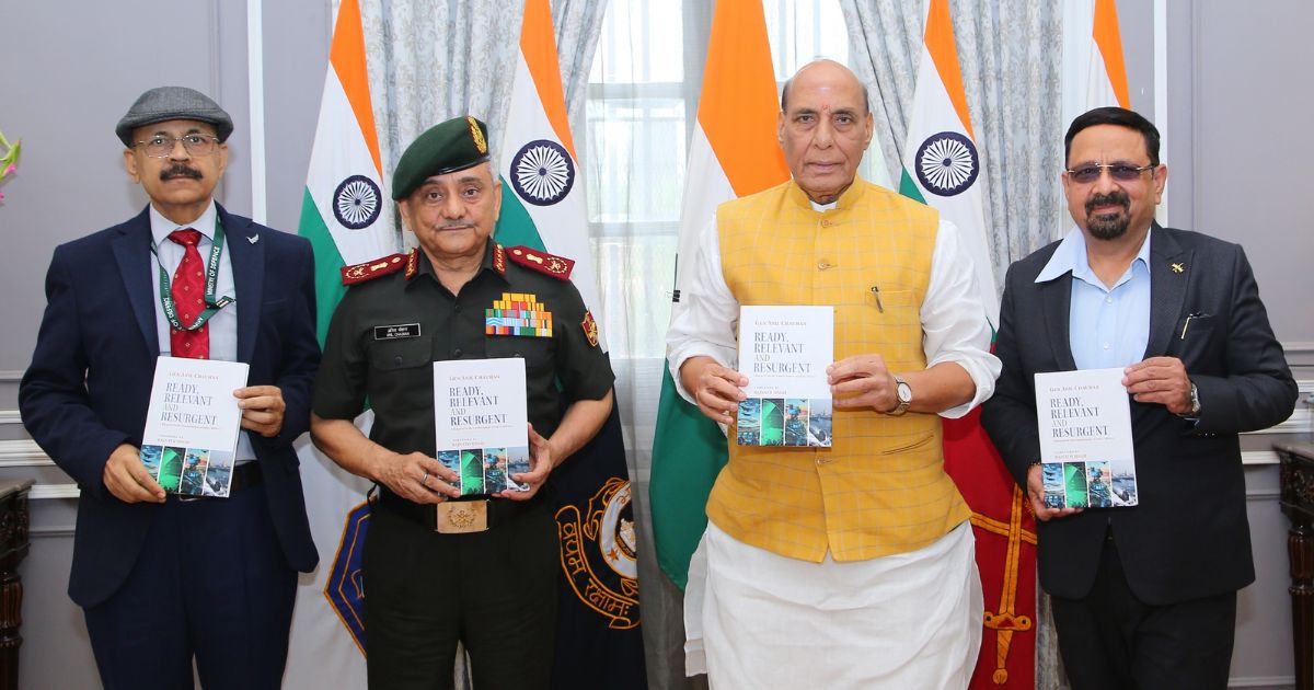 केंद्रीय रक्षा मंत्री राजनाथ सिंह ने किया सीडीएस जनरल अनिल चौहान की पुस्तक का विमोचन