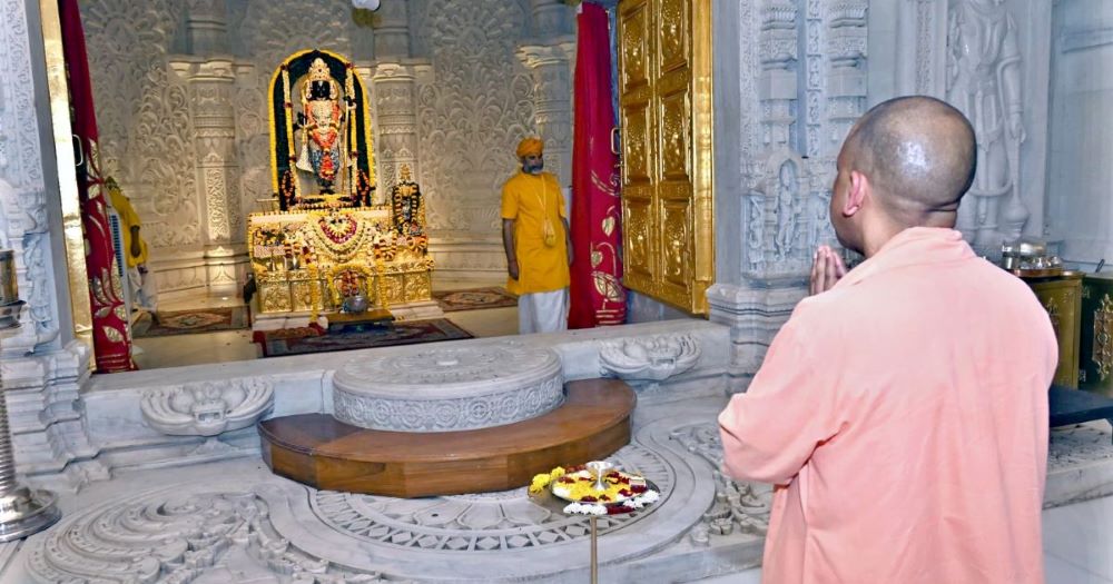 सीएम योगी आदित्यनाथ ने रामलला के श्रीचरणों में झुकाया शीश, हनुमानगढ़ी में लगाई हाजिरी