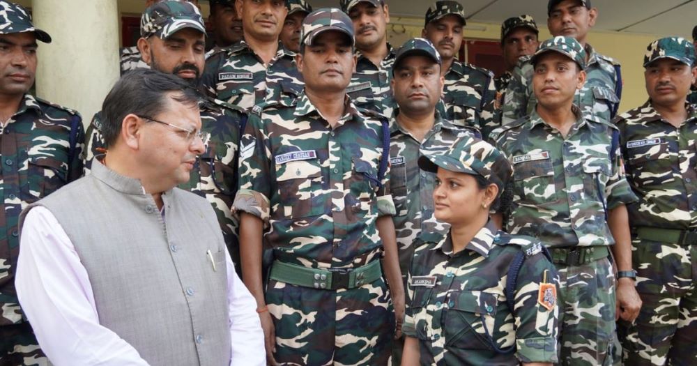 सीएम धामी ने जवानों से की मुलाकात, बोले हमारे जवान देश की शान