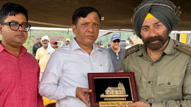 फिल्म अभिनेता सनी देओल से मिले उत्तराखंड फिल्म विकास परिषद के सीईओ बंशीधर तिवारी