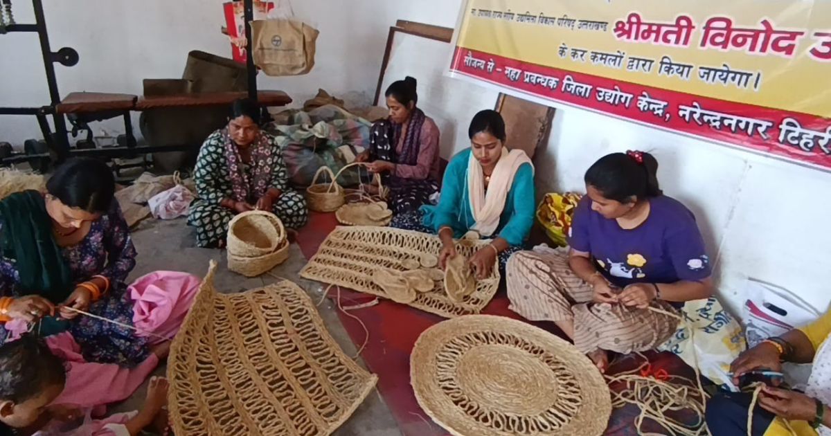 ‘बखरियाणा गांव की महिलाएं नेचुरल फाइबर से बना रही हैं, सजावटी सामान’