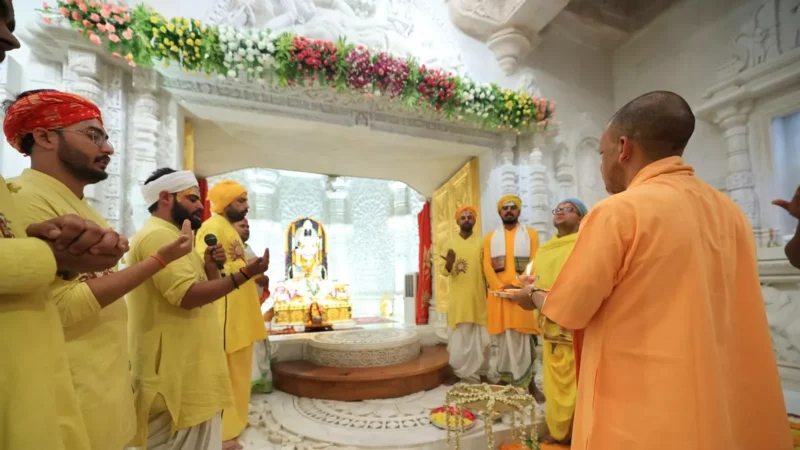 सीएम योगी ने जन्मदिन पर भगवान श्रीराम के दरबार में लगाई हाजिरी