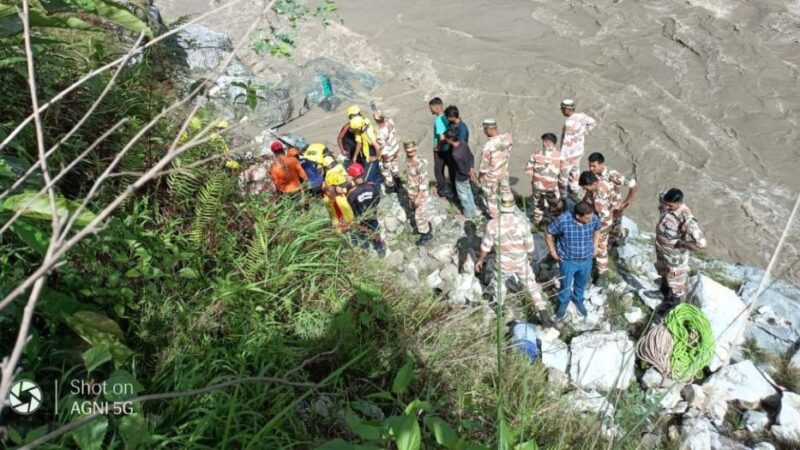 चारधाम यात्रा के दौरान बड़ा हादसा : टेंपो-ट्रेवलर नदी में गिरा, दो लोगों की मौत और कई लोग लापता