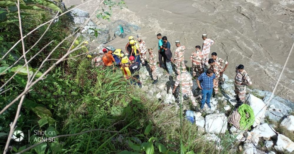 चारधाम यात्रा के दौरान बड़ा हादसा : टेंपो-ट्रेवलर नदी में गिरा, दो लोगों की मौत और कई लोग लापता