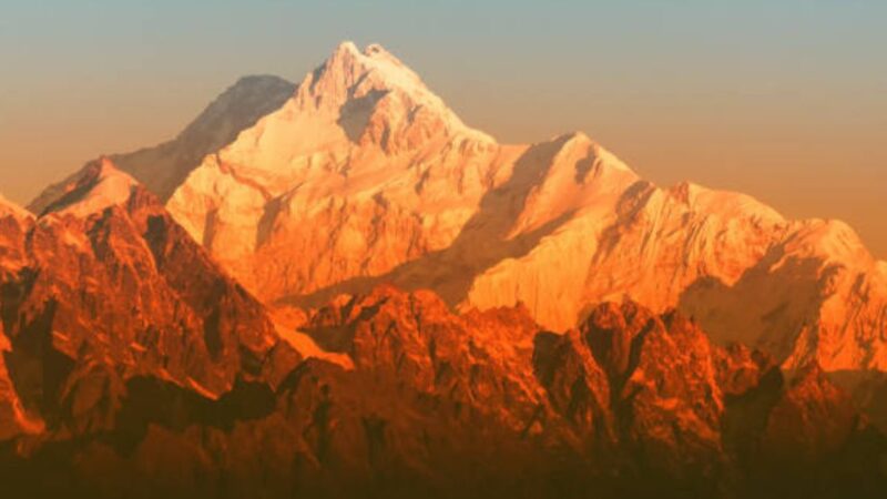 चम चमकी घाम : उत्तराखंड के हिमशिखरों का काव्य