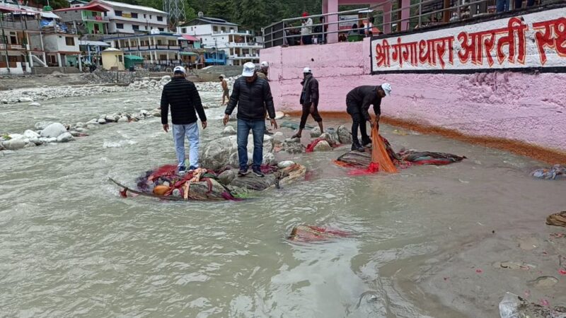 मां गंगा के उद्गम स्थल गंगोत्री में चला स्वच्छता अभियान