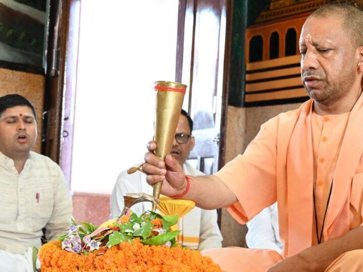 सावन के पहले दिन सीएम योगी ने किया रुद्राभिषेक, देवाधिदेव महादेव से की सुख-समृद्धि की कामना