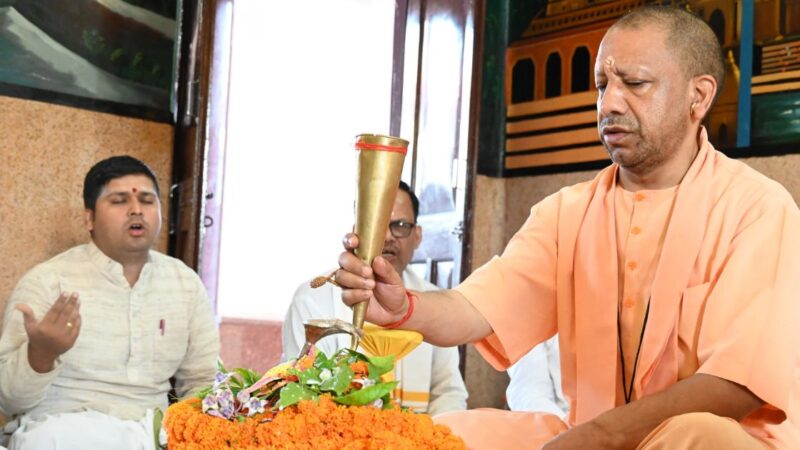 सावन के पहले दिन सीएम योगी ने किया रुद्राभिषेक, देवाधिदेव महादेव से की सुख-समृद्धि की कामना