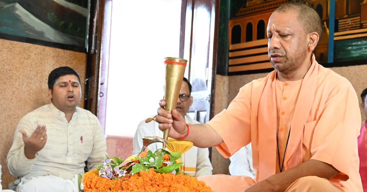सावन के पहले दिन सीएम योगी ने किया रुद्राभिषेक, देवाधिदेव महादेव से की सुख-समृद्धि की कामना
