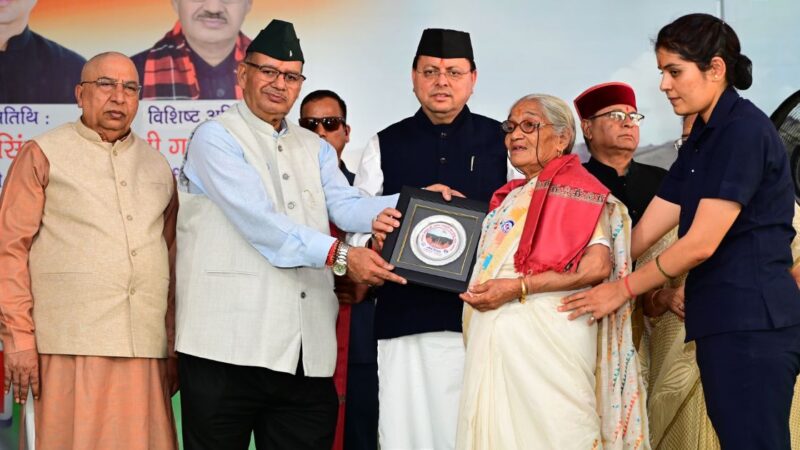 कारगिल विजय दिवस के अवसर पर सीएम धामी ने शहीद स्मारक पर वीर जवानों को दी श्रद्धांजलि