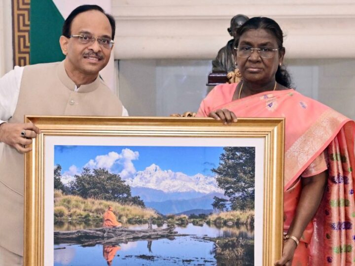 राष्ट्रपति द्रोपदी मुर्मू से गढ़वाल विश्वविद्यालय के कुलपति प्रो. श्रीप्रकाश सिंह ने की मुलाकात