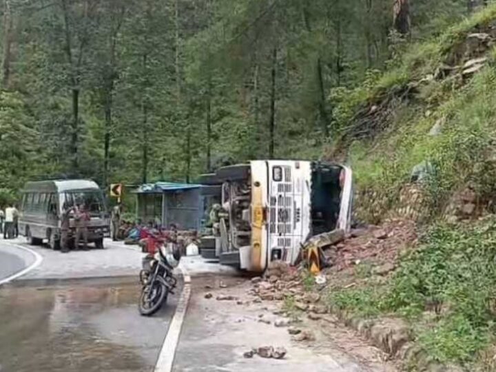 सेना के जवानों की बस बदरीनाथ हाईवे पर पलटी, कुछ जवानों को लगी हल्की चोटें
