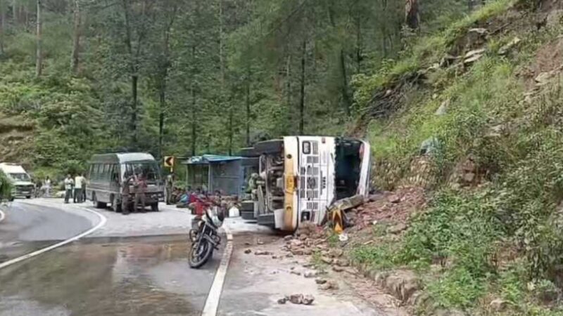 सेना के जवानों की बस बदरीनाथ हाईवे पर पलटी, कुछ जवानों को लगी हल्की चोटें