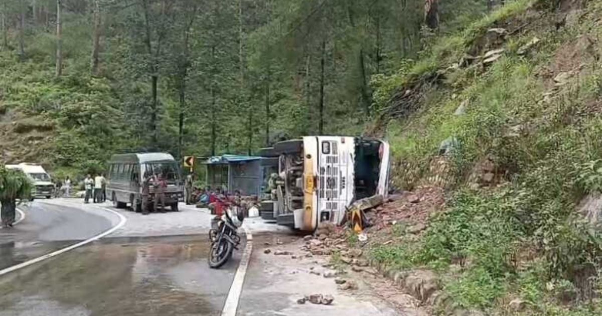 सेना के जवानों की बस बदरीनाथ हाईवे पर पलटी, कुछ जवानों को लगी हल्की चोटें
