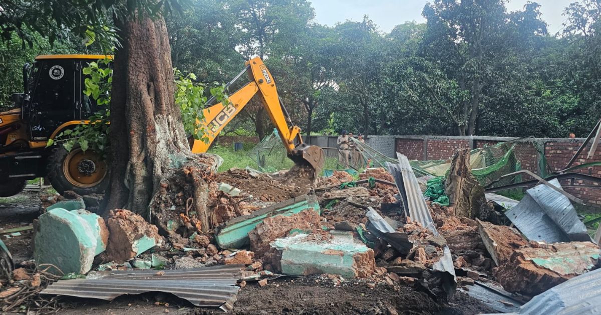 काशीपुर के कुंडेश्वरी क्षेत्र में अवैध मजारों पर चला बुलडोजर