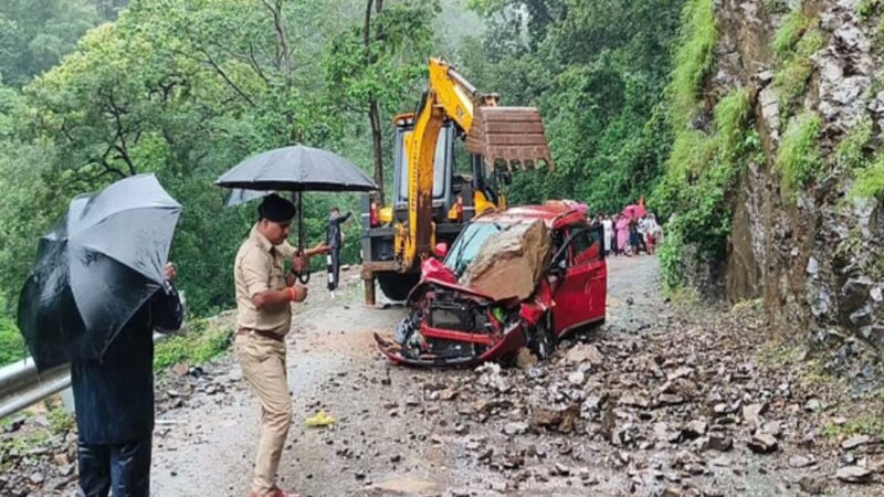 पहाड़ से कार में पत्थर गिरने से बाल बाल बचे यात्री