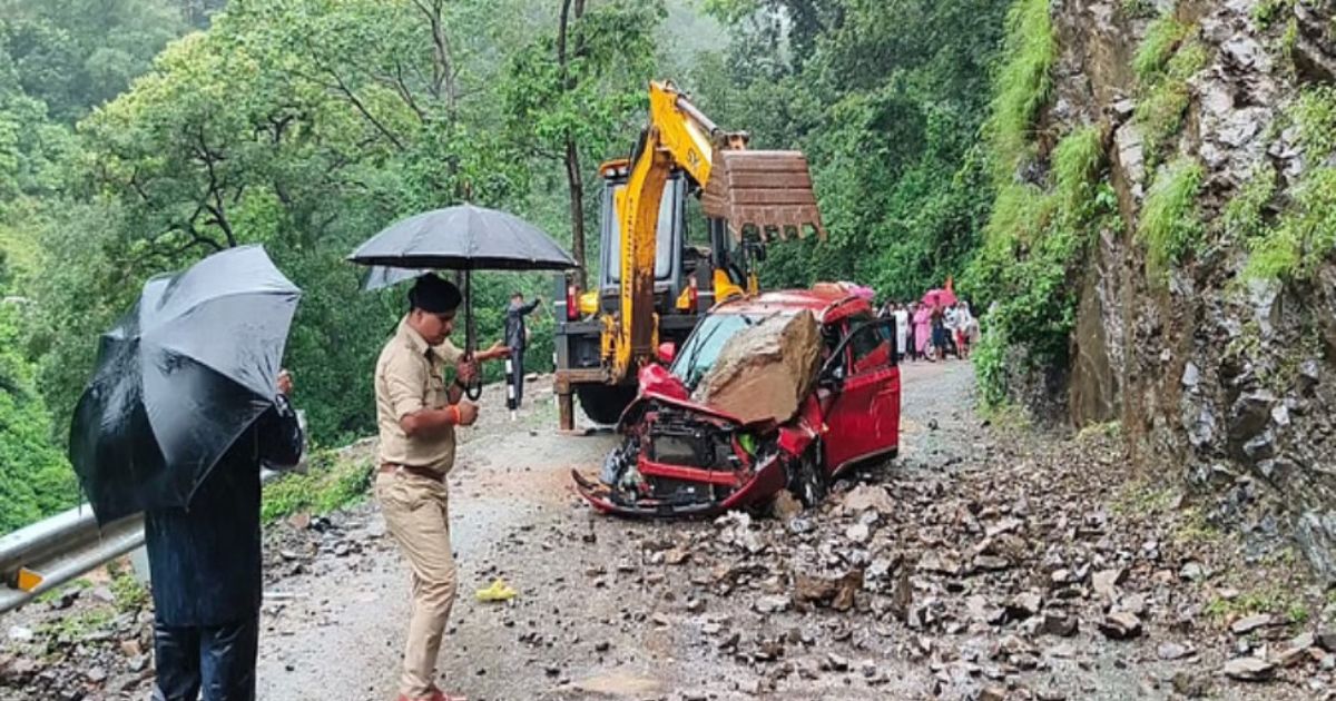 पहाड़ से कार में पत्थर गिरने से बाल बाल बचे यात्री