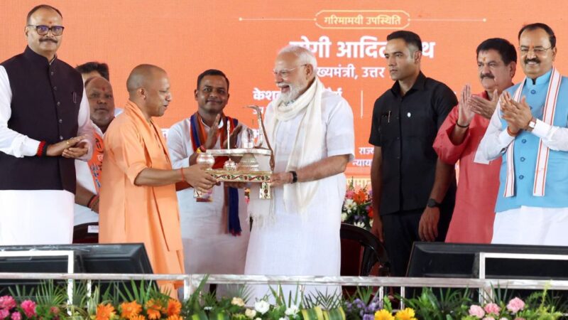 सीएम योगी ने पीएम मोदी को भेंट की जीआई क्राफ्ट निर्मित अद्भुत शिवलिंग, नंदी और त्रिशूल