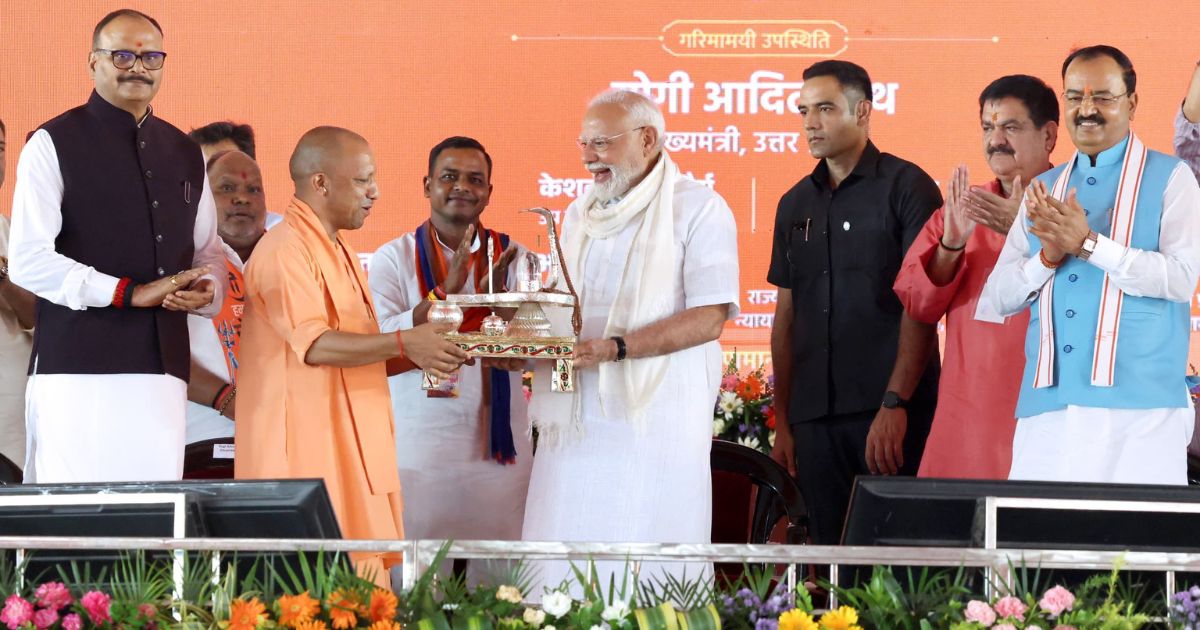 सीएम योगी ने पीएम मोदी को भेंट की जीआई क्राफ्ट निर्मित अद्भुत शिवलिंग, नंदी और त्रिशूल
