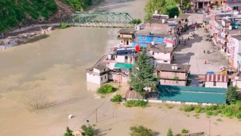 यमुना नदी में बनी झील का जलस्तर बढ़ा, स्यानाचट्टी में घर और होटल में घुसा पानी