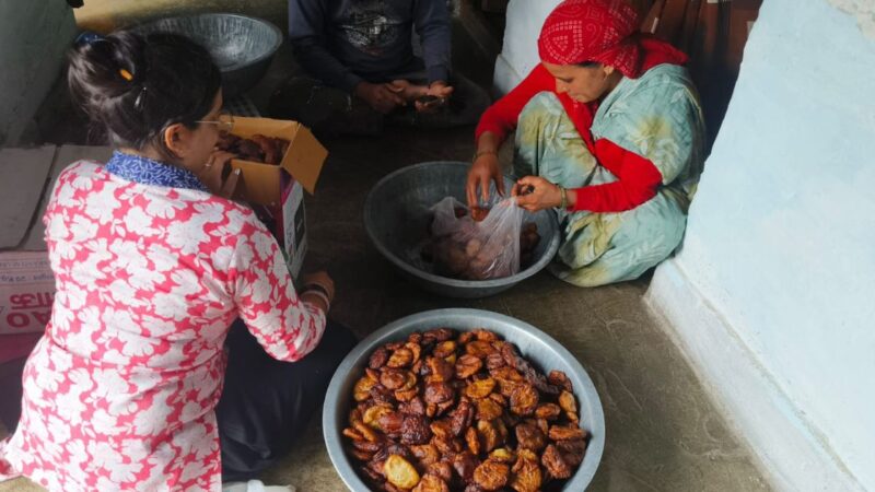 पर्वों पर मिठास के साथ आत्मनिर्भरता की मिसाल बनी रुद्रप्रयाग की ग्रामीण महिलाएं