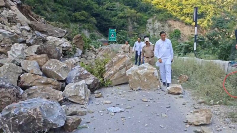 भूस्खलन की चपेट में आने से बाल-बाल बचे सांसद, वीडियो सोशल मीडिया में हो रहा है वायरल