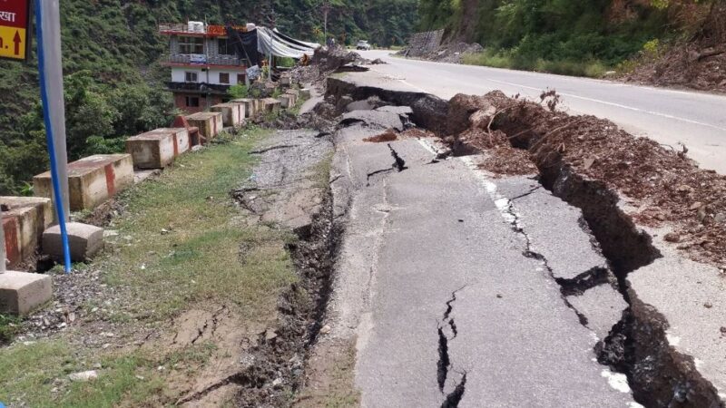 विकास की दौड़ में दम तोड़ता पहाड़