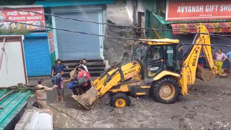 सहस्त्रधारा में बादल फटने से भारी तबाही, रेस्क्यू का काम युद्धस्तर पर जारी