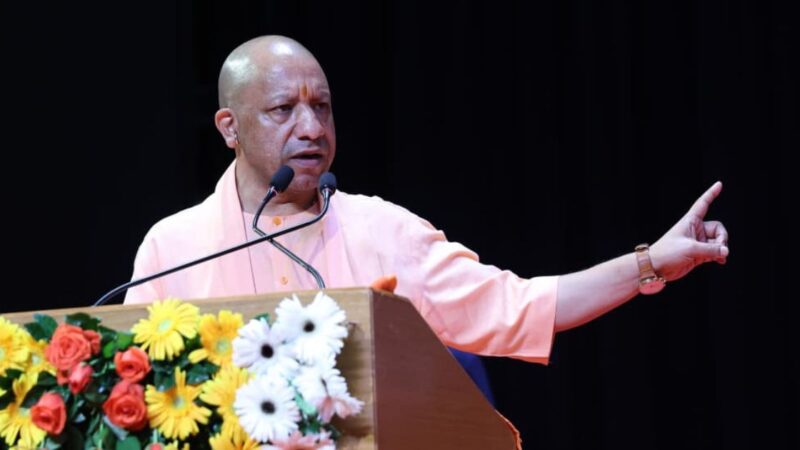 कानून व्यवस्था में लापरवाही बर्दाश्त नहीं : सीएम योगी ने अफसरों को किया आगाह