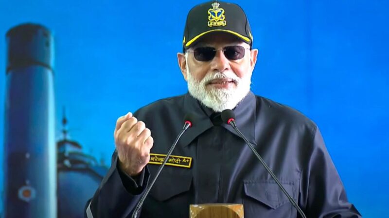पीएम मोदी ने आईएनएस विक्रांत में नौसेना के जवानों के संग मनाई दिवाली